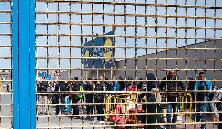  تماطل المغرب في إعادتهم يدفع سبتة لوضع مغاربة في مخزن للسلع 