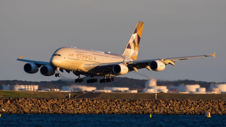 طيران "الإتحاد" الإماراتية تستغني عن 1200 موظف وتخرج طائرات A380 العملاقة من الخدمة