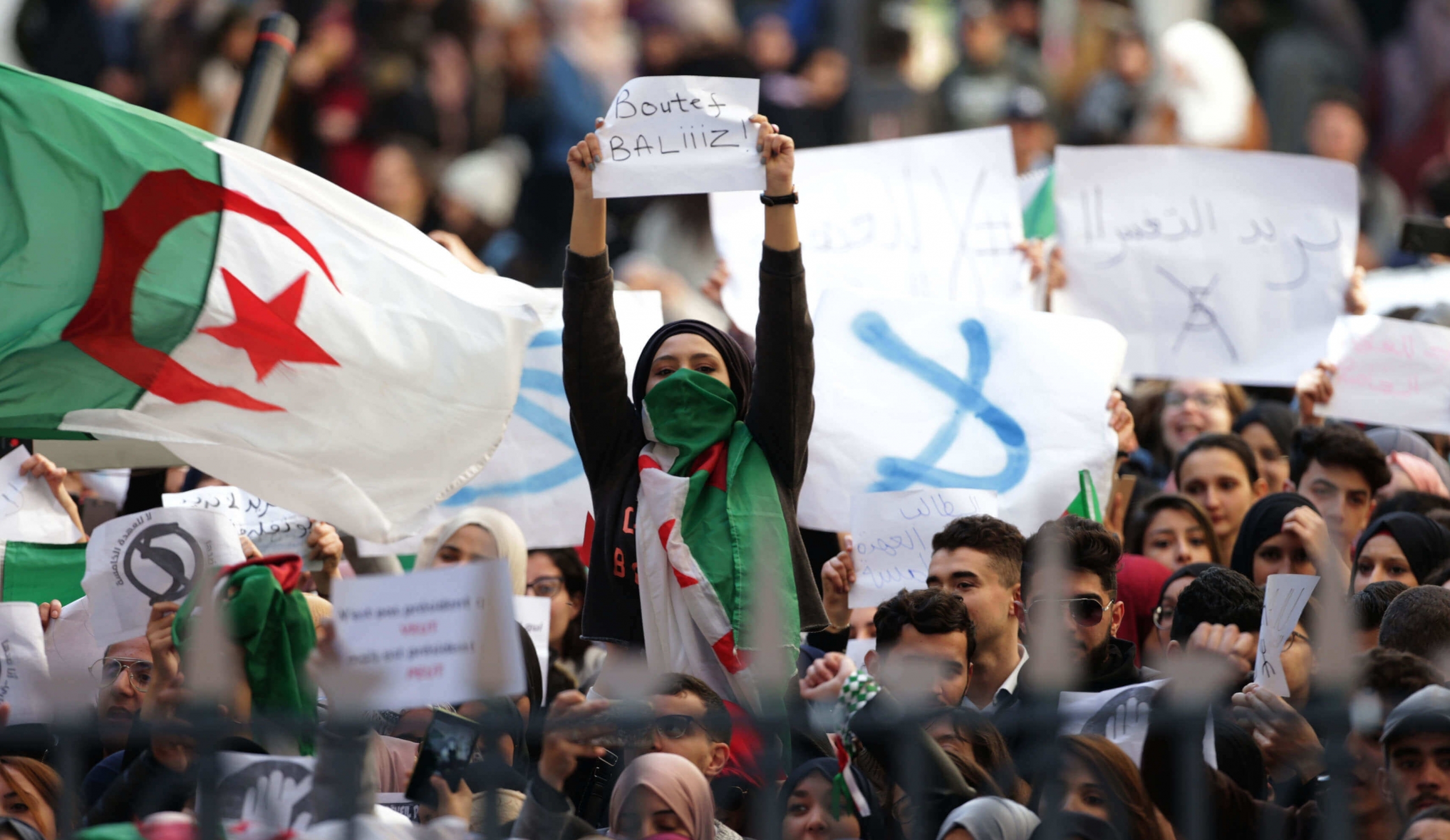  السجن لثلاثة معارضين بالجزائر بسبب منشورات على فيسبوك 