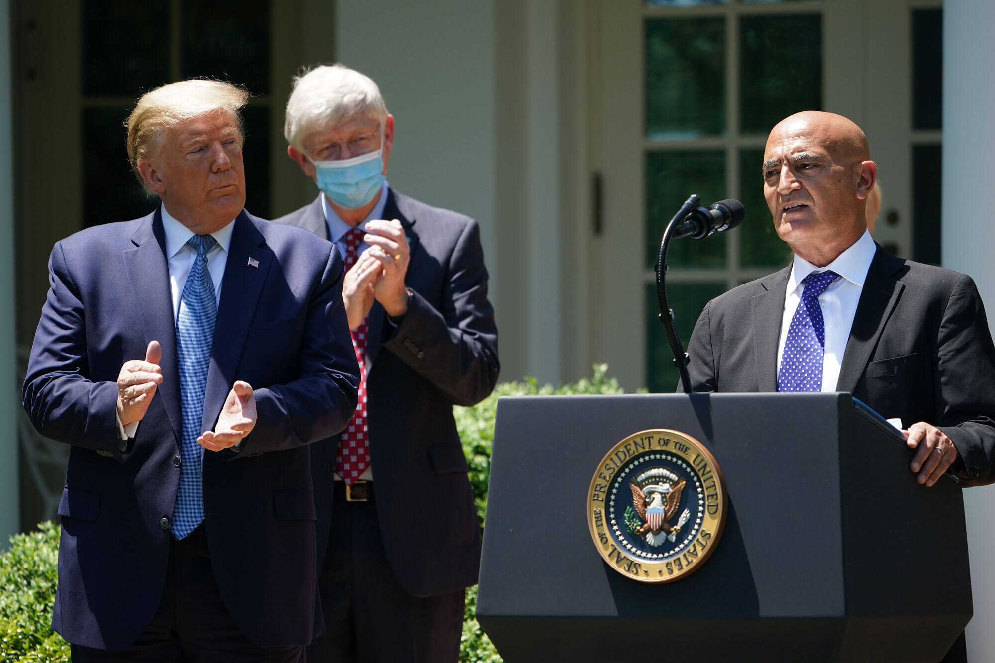 ترامب للسلاوي: فخورون بك... والأخير: شرف لي أن أخدم أمريكا