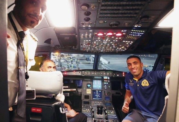 لاعبون مغاربة عالقون في السعودية.. وطائرة حمد الله تنتظر ترخيص السلطات للعودة