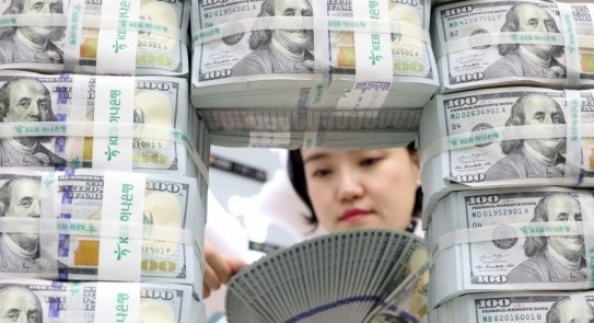  تراجع الدولار في ظل التوتر بين أمريكا والصين 