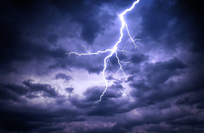 زخات رعدية ورياح قوية بعدد من مناطق المملكة