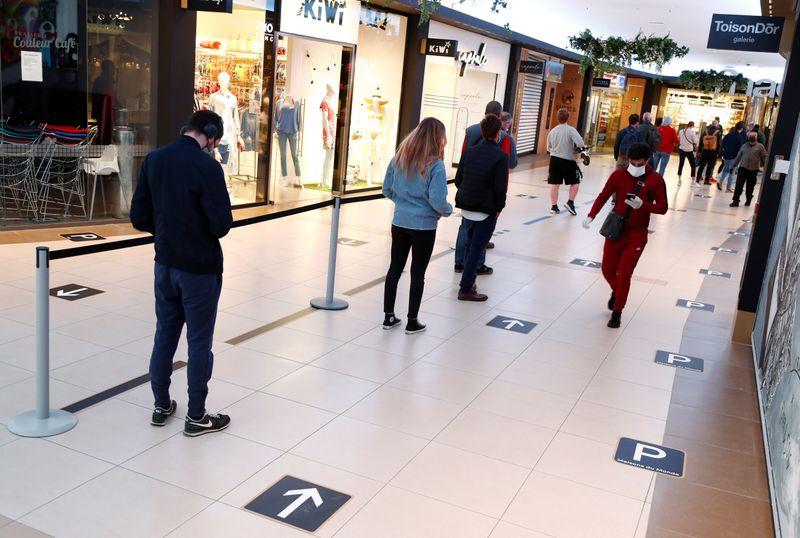  البلجيكيون يعودون للمتاجر بعد تخفيف العزل العام 