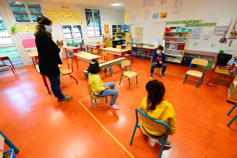 فرنسا تعيد إغلاق مدارس بسبب ظهور حالات جديدة لفيروس كورونا