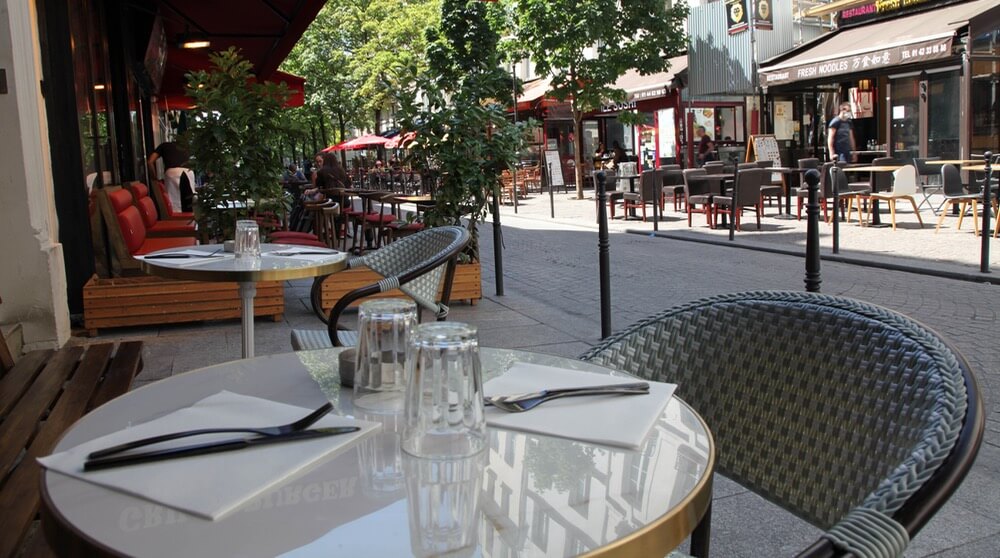  فتح الشواطئ والمقاهي والتنقل بين المدن.. المغرب يُعلن إجراءات تخفيف جديدة للحجر الصحي 