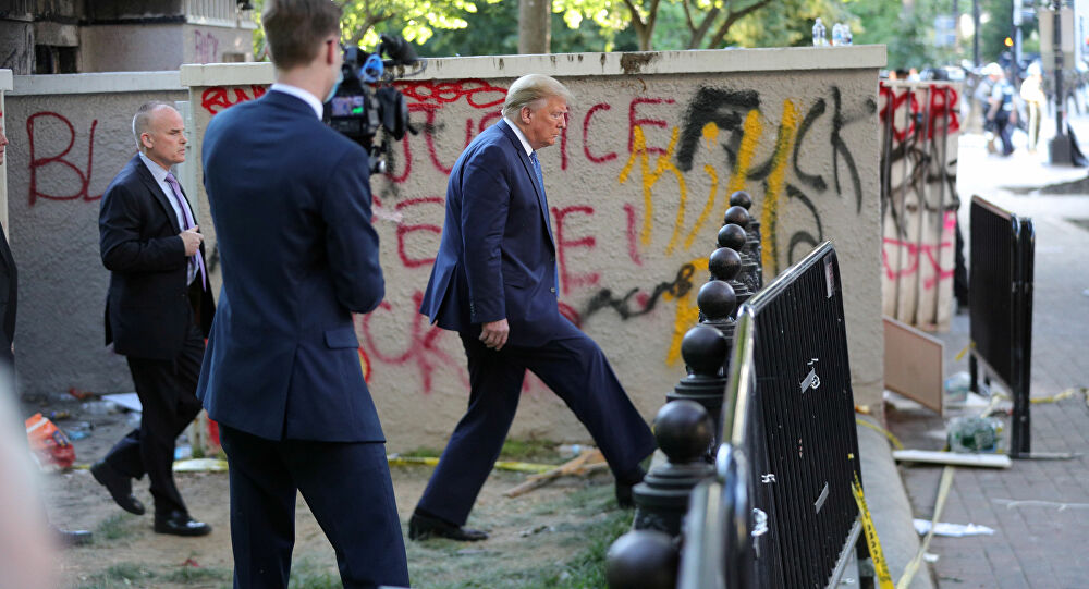  "بعد اختبائه تحت الأرض".. ترامب يترجل أمام البيت الأبيض حاملا الإنجيل ويتوعد بسجن المحتجين 