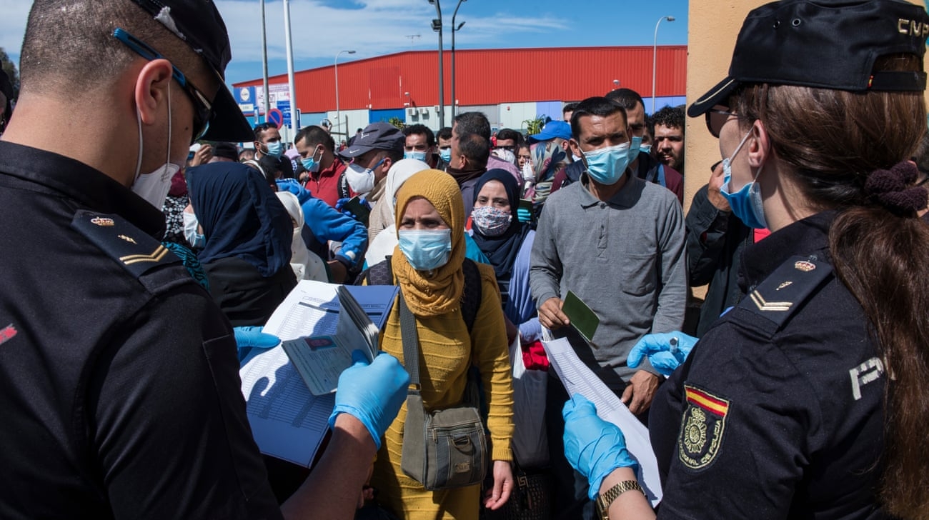  الغارديان تُبرز معاناة المغاربة العالقين في الخارج.. والأنظار تترقب قرار الحكومة اليوم 