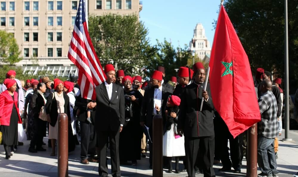  علم المغرب في احتجاجات أمريكا: قصّة جماعة تحتقر البيض وتدين بالولاء للمملكة 