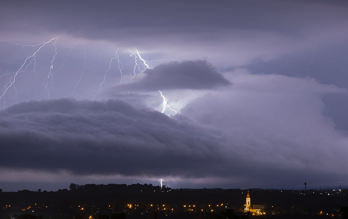 زخات رعدية قوية وطقس حار بعدد من مناطق المملكة (نشرة خاصة)