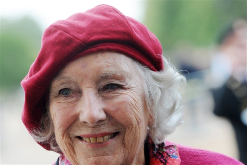  وفاة أسطورة الغناء البريطانية فيرا لين عن 103 سنوات 