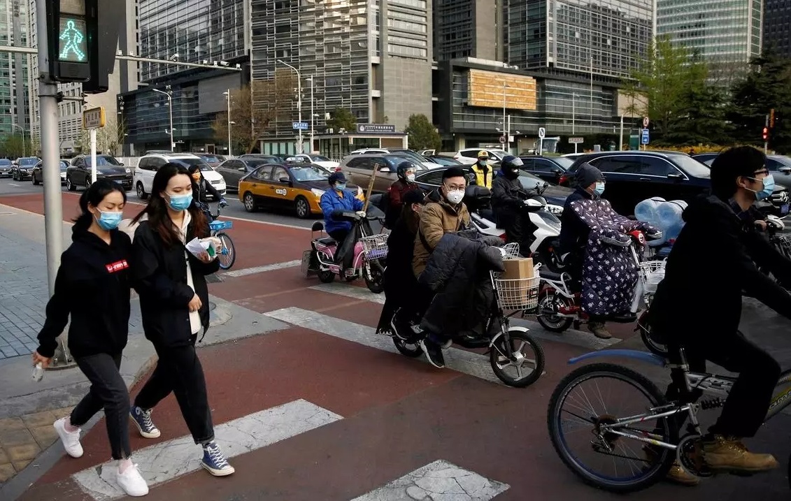 بكين تعاود فرض قيود مكافحة كورونا بعد ظهوره من جديد