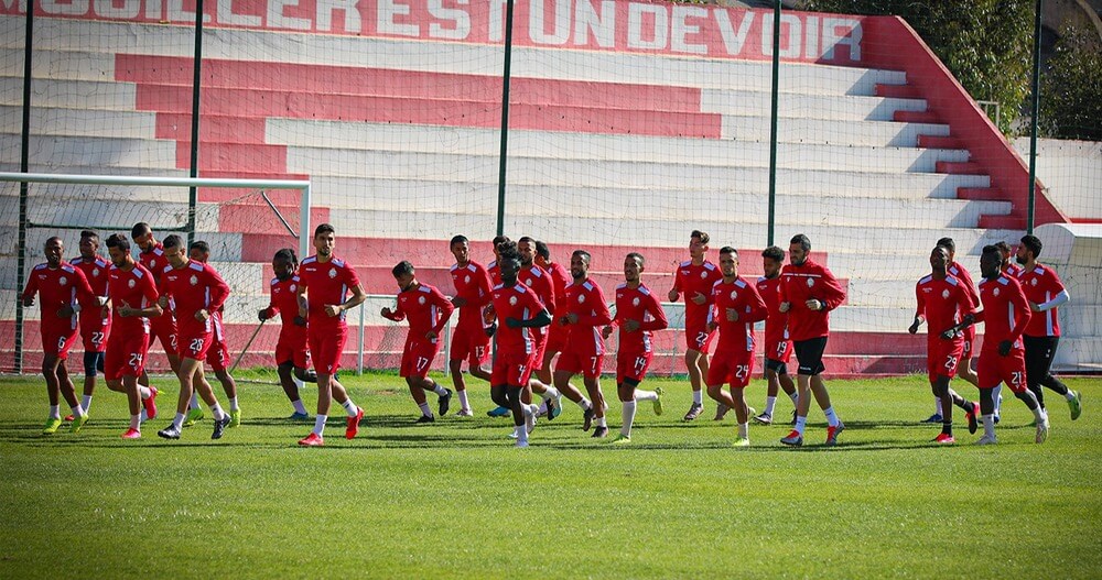  الوداد "يعسكر" في مدينة أكادير.. وغضب للأنصار من سوء التواصل داخل النادي 