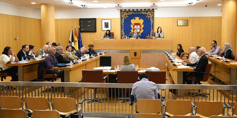 يمينيو سبتة يرفضون منح المسلمين عطلة عيد الفطر ويصرون على الاحتفال بـ"يوم الإبادة"