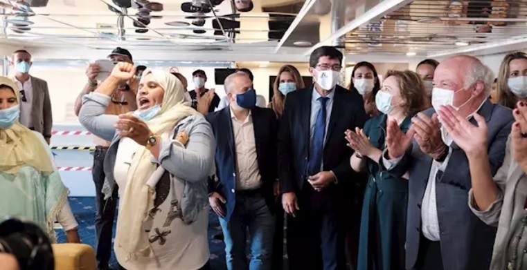 المغرب وإسبانيا ينجحان في إنهاء أزمة عاملات الفراولة العالقات "دون إصابات بكورونا"