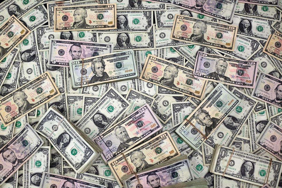 الدولار يهوي وسط توقعات بتساهل أكبر للمركزي الأمريكي إزاء التضخم