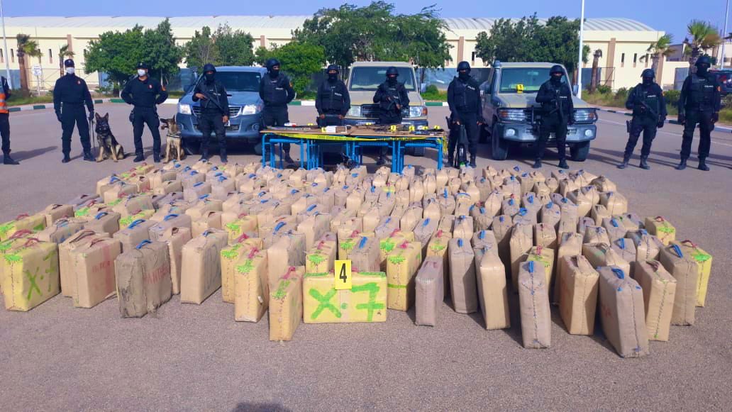  العيون.. إتلاف كمية كبيرة من المخدرات والمنتجات المهربة 