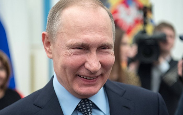 بوتين يسخر من رفع علم المثليين على مبنى السفارة الأمريكية