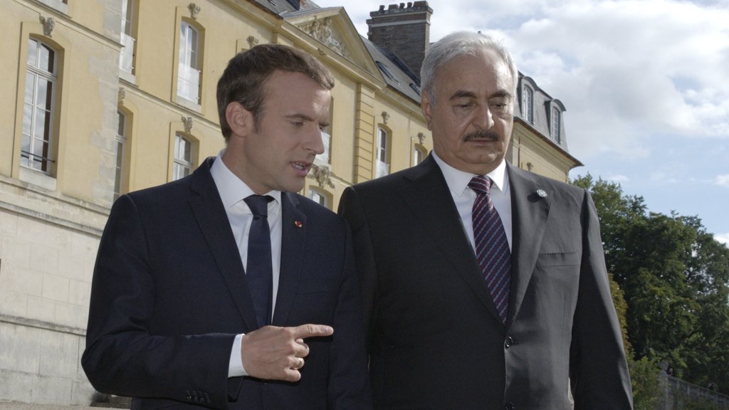 بعد تهديد مصالحها.. فرنسا تتبرأ من حفتر!