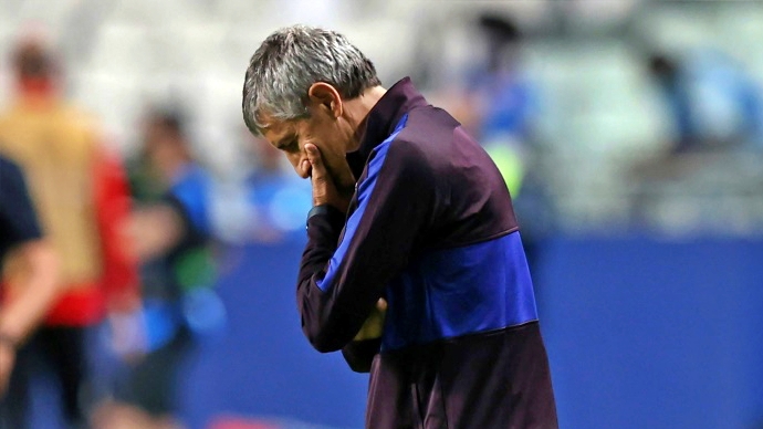  بعد الهزيمة التاريخية أمام البايرن.. برشلونة يُقيل مدربه 