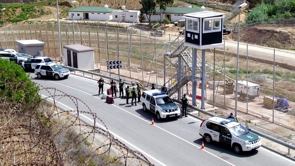  انهيار السياج الحدودي لسبتة يستنفر سلطات المغرب وإسبانيا خوفا من "كورونا" والمهاجرين السريين 