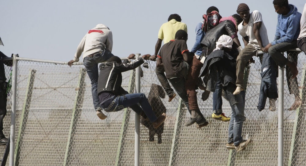  مصرع مهاجر في محاولة جماعية "مفاجئة" لاقتحام مليلية المحتلة 