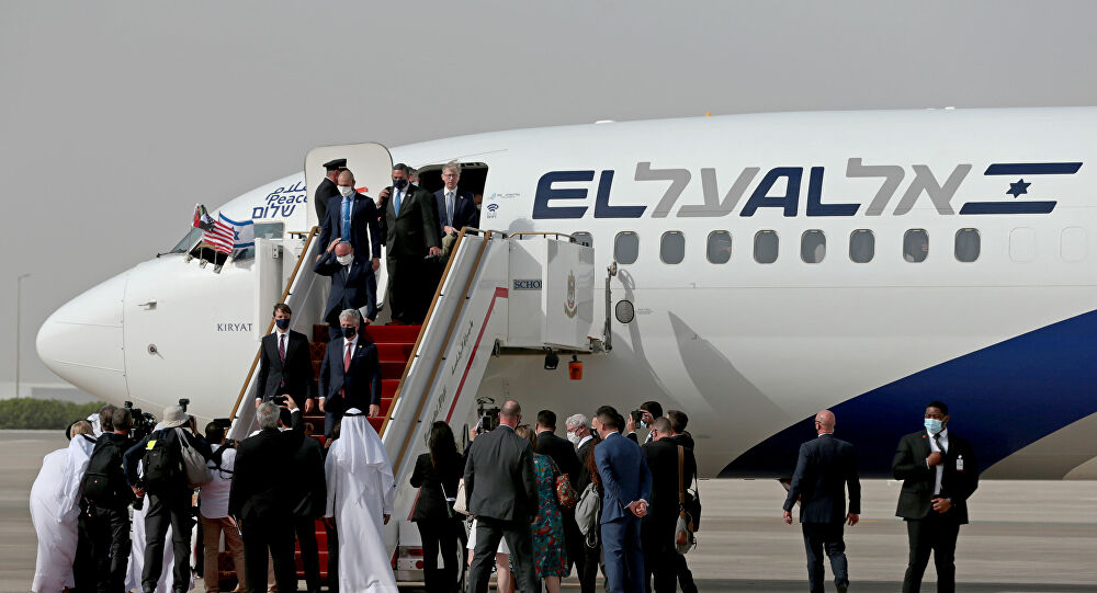 وصول أول طائرة تجارية إسرائيلية إلى الإمارات.. ورئيس الوزراء الفلسطيني: ما يَحدث "مؤلم جدا"