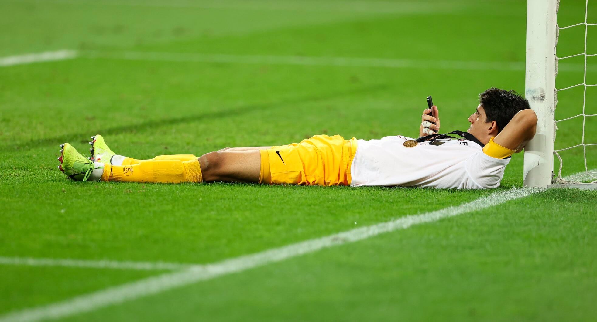  بين رادس وكولون.. قصة انبعاث "الأسد" بونو من القعر إلى المجد الأوروبي 