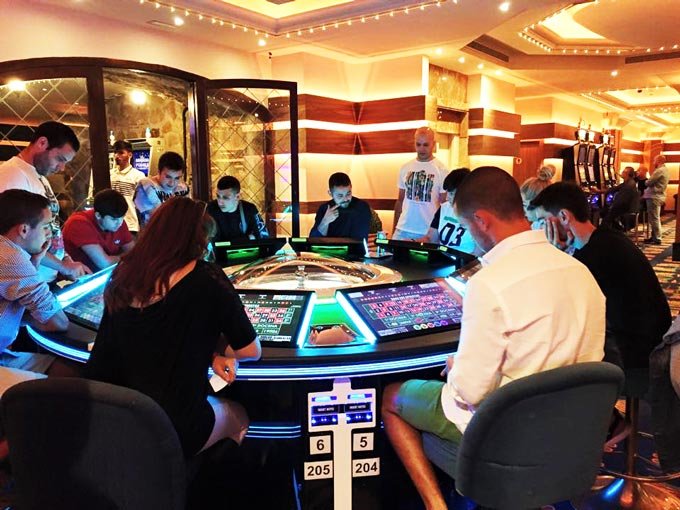 سبتة تُعلن عن رغبتها في تجاوز "الحصار الاقتصادي المغربي" بالألعاب والقمار