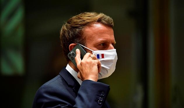  بإسم فرنسا، تكلم بالفرنسية.. ماكرون يتعرض لحملة انتقاد بعد تدوينة له بالعربية تضامنا مع لبنان 