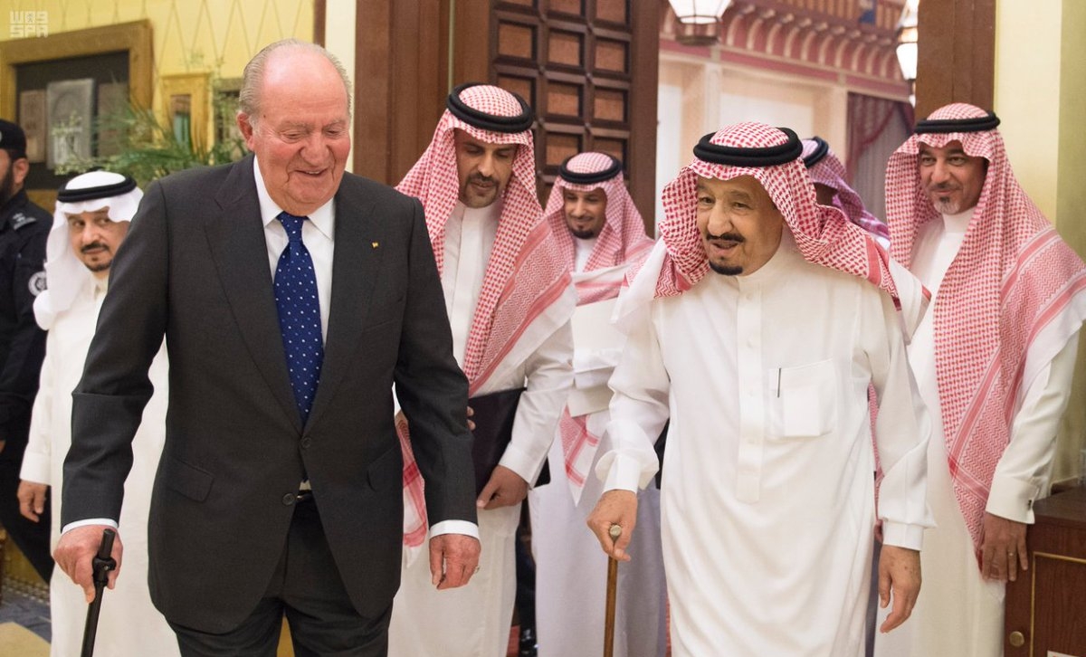  بسبب عشيقته والسعودية وعقارات في المغرب.. الملك خوان كارلوس يغادر إسبانيا لحماية العرش من فضائحه 