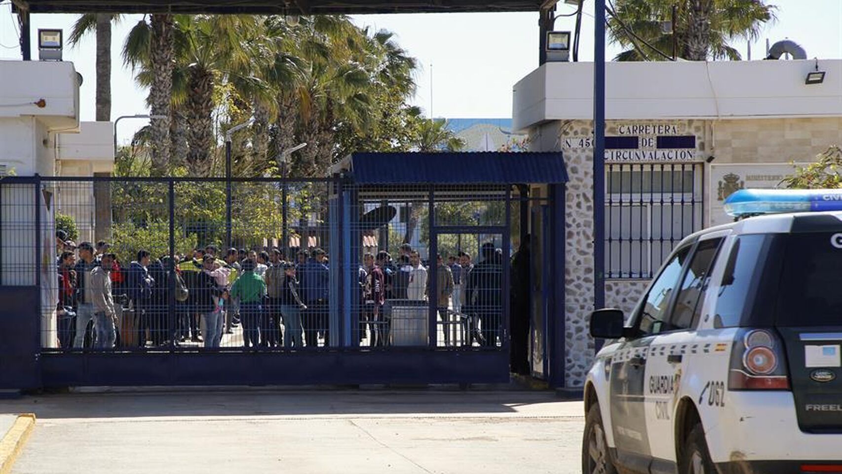  مليليون عالقون يخيرون حكومة إسبانيا بين إقناع المغرب بفتح الحدود أو العودة سباحةً 