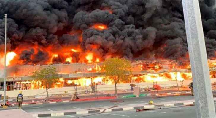  حريق ضخم بأحد الأسواق التجارية في الإمارات 