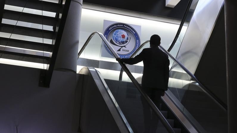 حرب الجواسيس.. فرنسا تحاكم عميلا فرنسيا جندته المخابرات المغربية زودّ الرباط بـ 200 وثيقة سرية