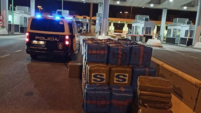 كيف عبرت ميناء طنجة؟.. ضبط 4 أطنان ونصف من الحشيش على متن شاحنة بإسبانيا