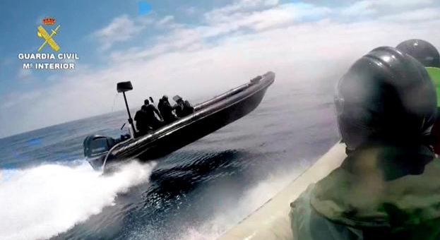 فيديو: خفر السواحل الإسباني يطارد زورق قادم من المغرب محمل بالحشيش