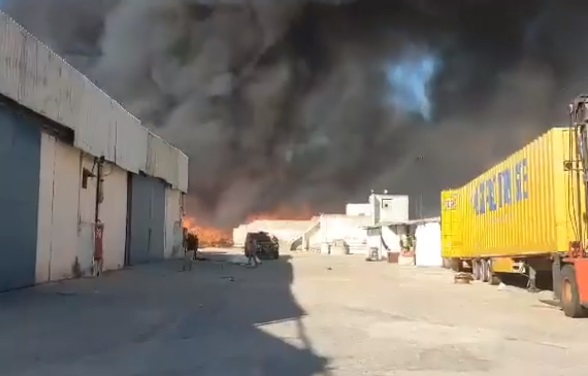 فيديو.. حريق هائل في مصنع للملابس بتونس