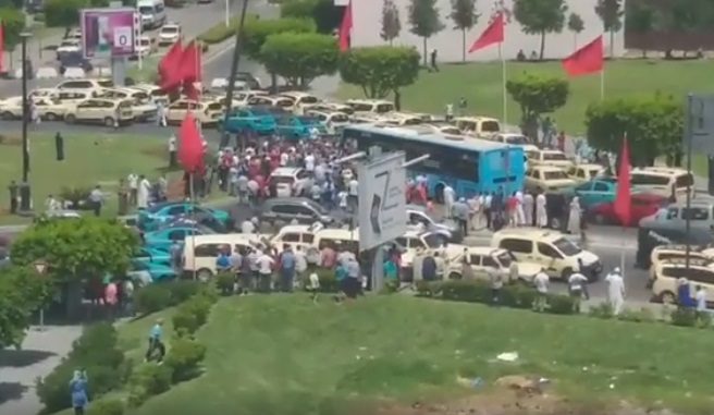  سائقو سيارات الأجرة بطنجة يحتجون رفضا لقرار تقليص عدد الركاب 