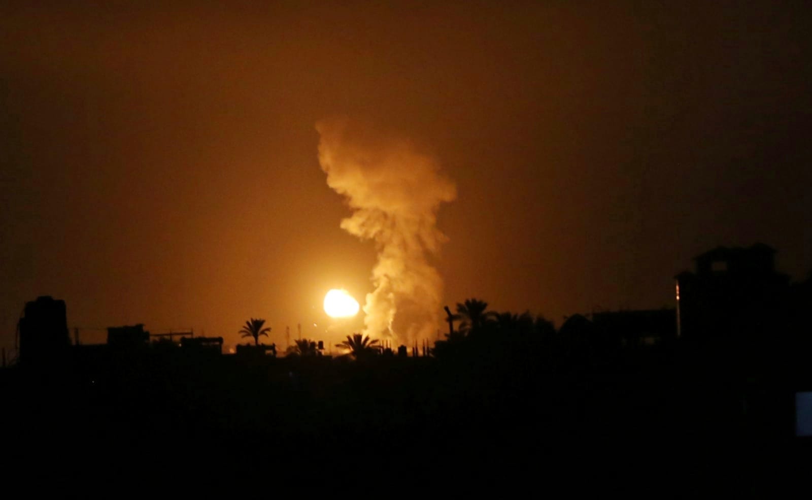  تجدد القصف الجوي الإسرائيلي على غزة وإغلاق بحر القطاع بالكامل 