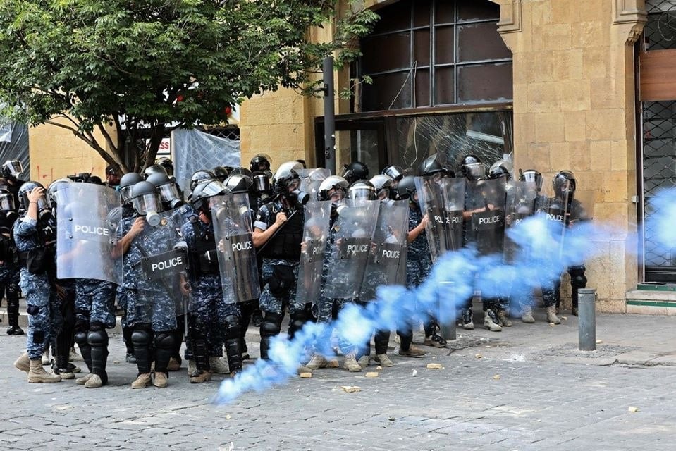  مقتل عنصر أمني وإصابة أزيد من 70 آخرين في احتجاجات شعبية بلبنان 