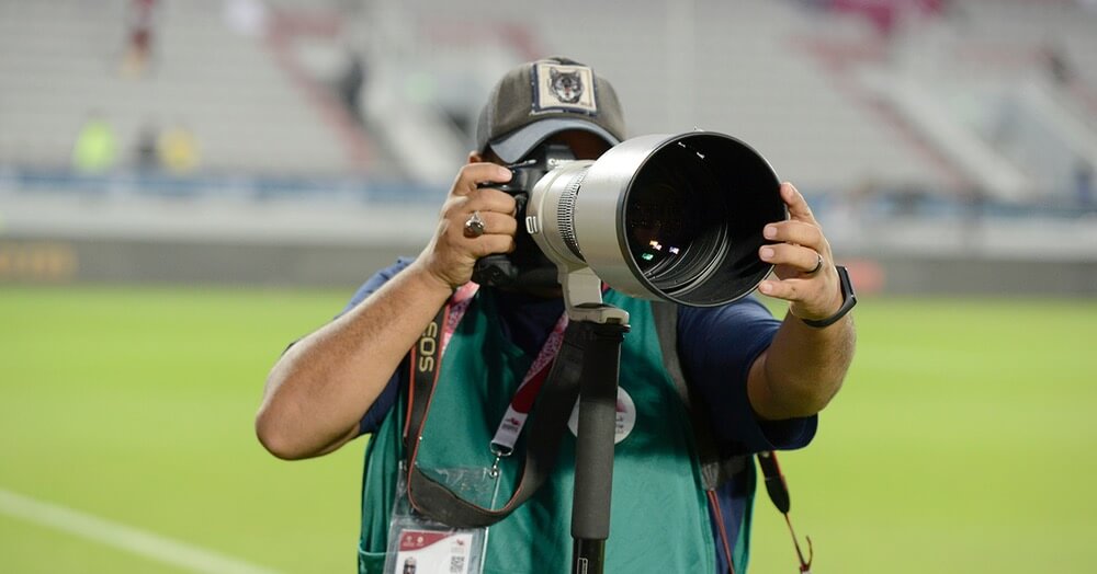 معاناة المصور الرياضي في زمن "الجائحة". .آليات معروضة للبيع مقابل لقمة العيش