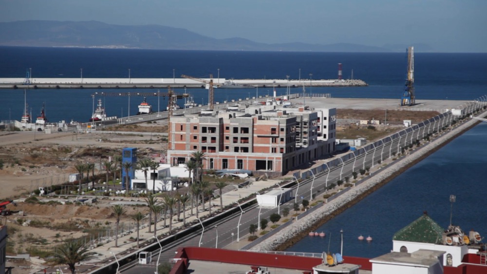 من أبي رقراق إلى مارينا طنجة.. من "يَهب" أراضي الدولة المغربية لجشع شركات العقار الإماراتية؟
