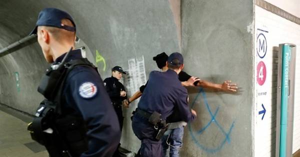 يَصفون العرب والسود بالأوغاد.. صحفي يخترق جهاز الأمن الفرنسي لـ 3 سنوات موثقاً عنصرية الشرطة