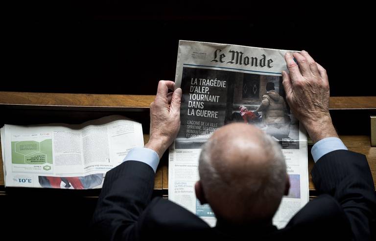 السلطات الفرنسية تحقق مع صحف من بينها "لوموند" بعد نشر تسريب لمكالمة بين ماكرون وبوتين