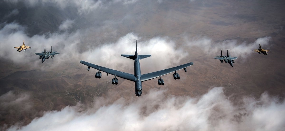 فوق سماء الولايات المتحدة الأمريكية.. مقاتلات F16 المغربية تقوم بتداريب جوية مع مُدمرات أمريكية