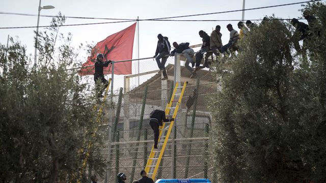  مخاوف من نقلهم كورونا لأشخاص آخرين.. هروب 5 مهاجرين سريين مغاربة من الحجر الصحي بسبتة 