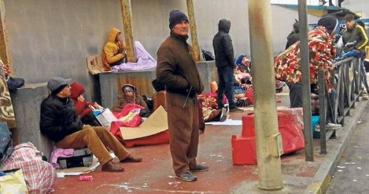  أتموا شهرهم السادس.. المغاربة العالقون في سبتة يعيشون في مستودع تجاري والعشرات عادوا سباحةً 