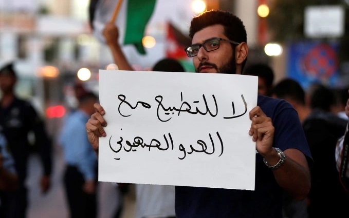 صحيفة عبرية: السودان وعُمان مرشحان لـ "التطبيع"