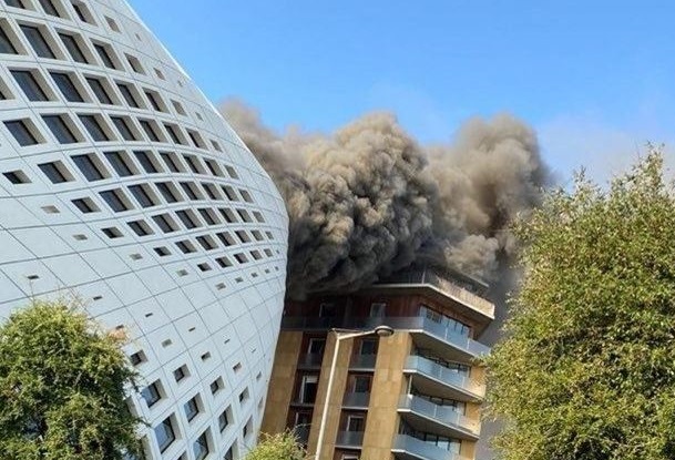 إخماد حريق في مبنى بالحي التجاري في وسط بيروت