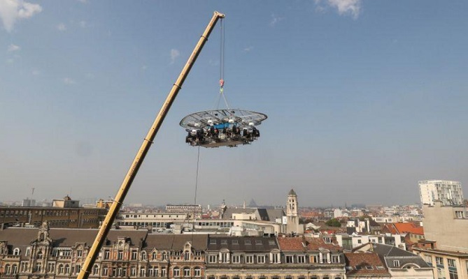  عشاء في السماء.. مطعم بلجيكي معلق يستأنف نشاطه مع احترام التباعد الاجتماعي 